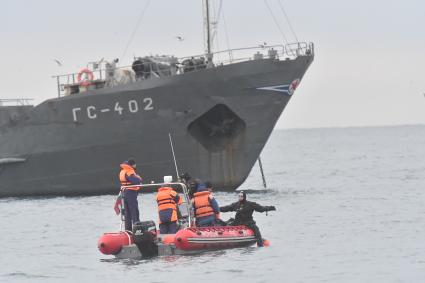 Сочи. Поисковые работы у побережья Черного моря, где потерпел крушение самолет Ту-154 Минобороны РФ. На заднем плане - малое гидрографическое судно `ГС-402` Черноморского флота.