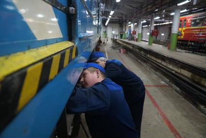 Екатеринбург. Сотрудники депо Екатеринбургского метрополитена ремонтируют вагон поезда метро