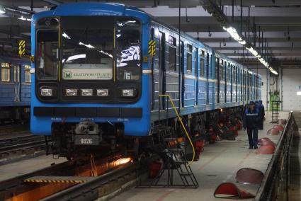 Екатеринбург. Сотрудники депо Екатеринбургского метрополитена ремонтируют вагон поезда метро