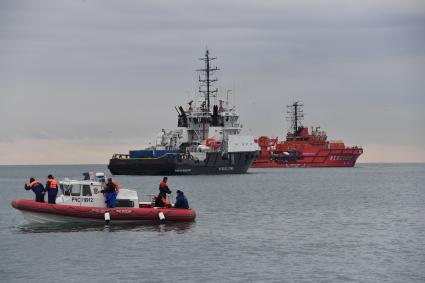 Сочи. Поисковые работы у побережья Черного моря, где потерпел крушение самолет Ту-154 Минобороны РФ. В центре - аварийно-спасательное буксирное судно `Профессор Николай Муру`.