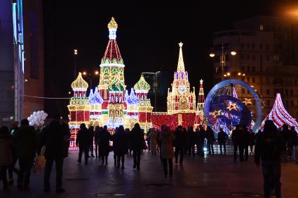 Москва. Световая 3D-модель Кремля возле ТЦ `Европейский`.