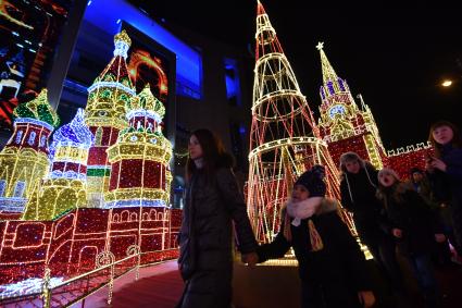 Москва. Световая 3D-модель Кремля возле ТЦ `Европейский`.