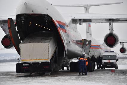 Москва. Самолет Ил-76ТД МЧС России готовится к вылету на место крушения Ту-154 Минобороны РФ.