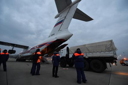 Москва. Самолет Ил-76ТД МЧС России готовится к вылету на место крушения Ту-154 Минобороны РФ.