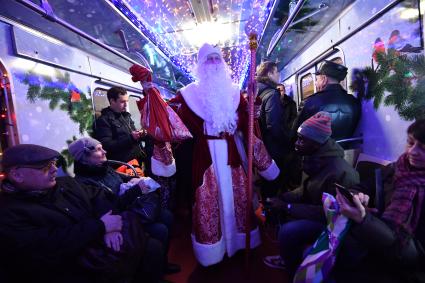 Москва. Дед Мороз  в новогоднем поезде метро.