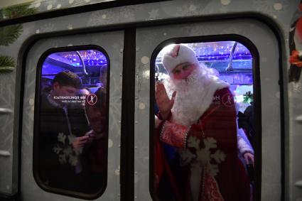 Москва. Дед Мороз в новогоднем поезде метро.