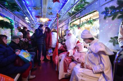 Москва. Дед Мороз и Снегурочка в новогоднем поезде метро.