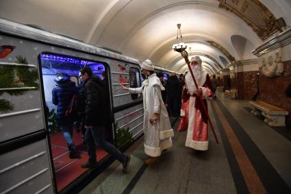 Москва. Дед Мороз и Снегурочка в новогоднем поезде метро.