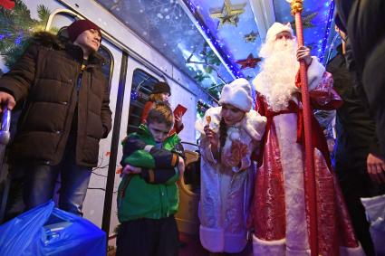 Москва. Дед Мороз и Снегурочка в новогоднем поезде метро.