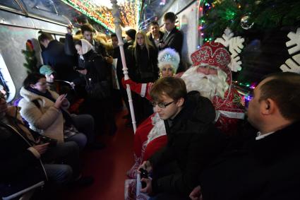 Москва. Дед Мороз и Снегурочка из Великого Устюга в новогоднем поезде метро на Кольцевой линии.