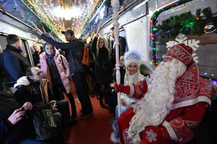 Москва. Дед Мороз и Снегурочка из Великого Устюга в новогоднем поезде метро на Кольцевой линии.