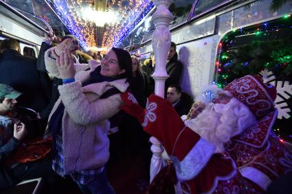 Москва. Дед Мороз и Снегурочка из Великого Устюга в новогоднем поезде метро на Кольцевой линии.