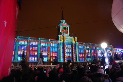 Екатеринбург. Световое шоу на стенах здания администрации Екатеринбурга. Открытие ледового городка на площади 1905 года