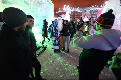 Екатеринбург. Гастарбайтеры фотографируются с дедом морозом. Ледовый городок на площади 1905 года