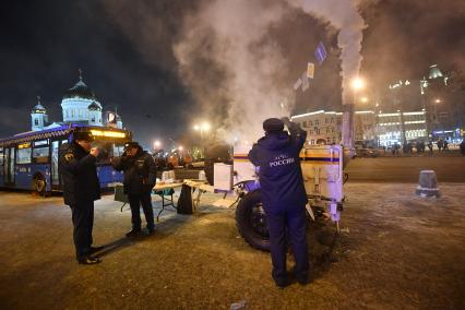 Москва. В Рождественскую ночь сотрудники МЧС развернули пункты горячего питания у храмов.