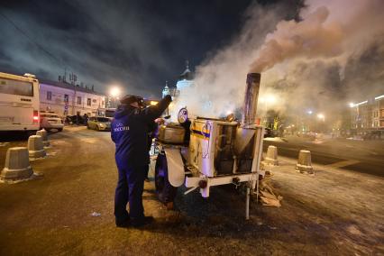 Москва. В Рождественскую ночь сотрудники МЧС развернули пункты горячего питания у храмов.