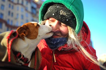 Москва. Участница Второго зимнего Московского Велопарада с собакой перед началом заезда.
