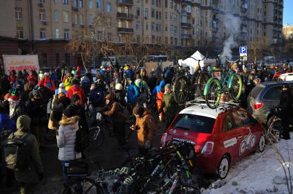 Москва.  Участник Второго зимнего Московского Велопарада  перед началом заезда.