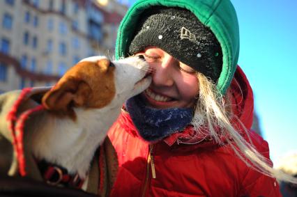 Москва.  Участница  Второго зимнего Московского Велопарада  с собакой перед началом заезда.