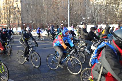 Москва.  Участники  Второго зимнего Московского Велопарада  на Фрунзенской набережной.