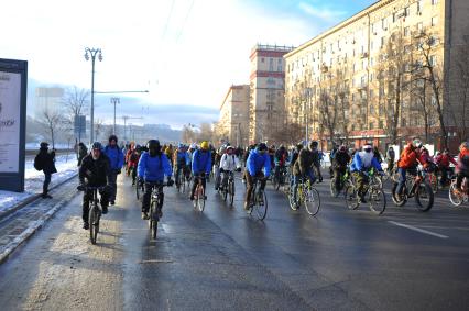 Москва.  Участники  Второго зимнего Московского Велопарада  на Фрунзенской набережной.