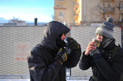 Москва.  Участники Второго зимнего Московского Велопарада  согреваются горячим напитком.