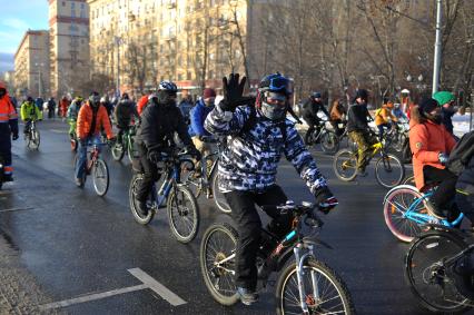 Москва.  Участники  Второго зимнего Московского Велопарада  на Фрунзенской набережной.