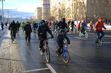 Москва.  Участники  Второго зимнего Московского Велопарада  на Фрунзенской набережной.