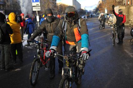 Москва.  Участники Второго зимнего Московского Велопарада   перед началом заезда.