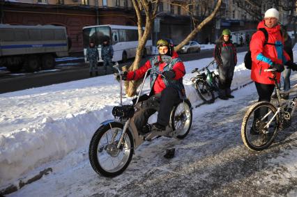 Москва.  Участники Второго зимнего Московского Велопарада перед заездом.