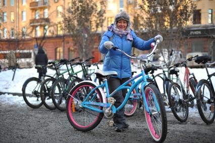 Москва. Участница Второго зимнего Московского Велопарада перед заездом.
