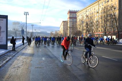 Москва.  Участники  Второго зимнего Московского Велопарада  на Фрунзенской набережной.