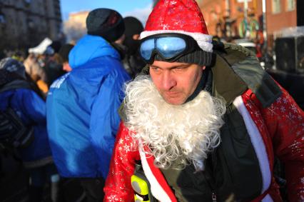 Москва.  Участник Второго зимнего Московского Велопарада в костюме Деда Мороза.