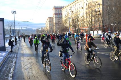 Москва.  Участники  Второго зимнего Московского Велопарада  на Фрунзенской набережной.