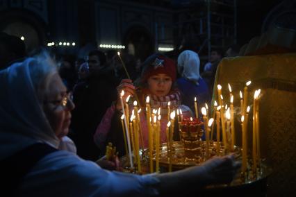 Москва.  Верующая на Рождественском богослужении в храме Христа Спасителя.