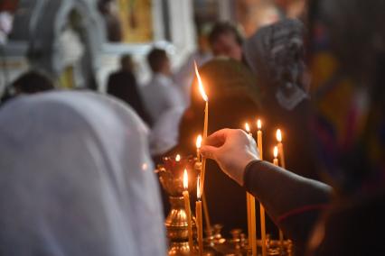 Москва.  Верующие во время  Рождественского  богослужения в храме Христа Спасителя.