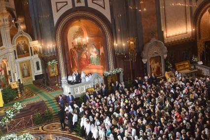 Москва.  Верующие во время  Рождественского  богослужения в храме Христа Спасителя.