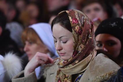 Москва.  Верующая на Рождественском богослужении в храме Христа Спасителя.