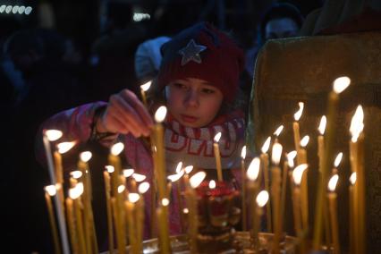 Москва.  Верующие во время  Рождественского  богослужения в храме Христа Спасителя.