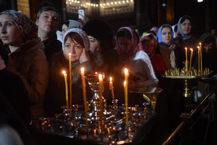 Москва.  Верующие во время  Рождественского  богослужения в храме Христа Спасителя.