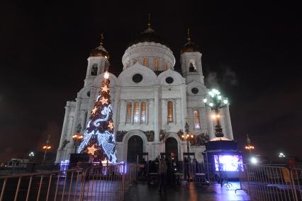 Москва.  Новогодняя елка у храма Христа Спасителя.