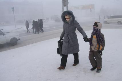 Барнаул.  Прохожие на заснеженной улице.