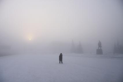 Барнаул.  Жительница города  на заснеженной улице.