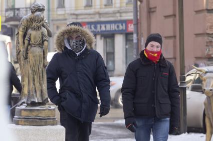 Иркутск. Юноши  на улице закрыли лица от холода.