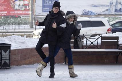 Иркутск. Молодые люди греются на улице в мороз.