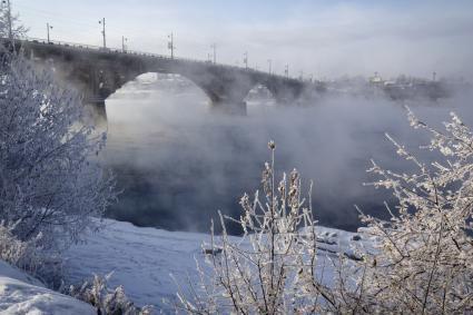 Иркутск. Река Ангара в районе Иркутска не замерзает даже в сильные морозы.