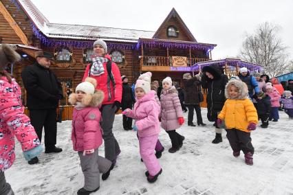 Москва. Родители и дети играют на площади  в усадьбе Деда Мороза в Кузьминках.