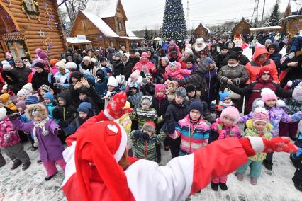 Москва. Аниматоры играют с детьми на площади перед усадьбой Деда Мороза в Кузьминках.