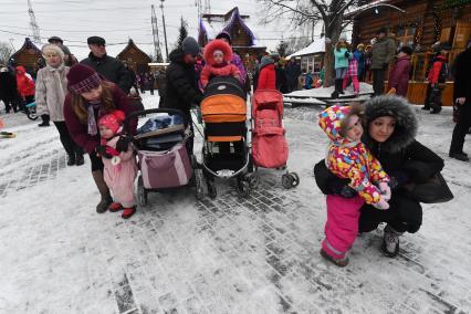 Москва. Родители и дети  на площади  в усадьбе Деда Мороза в Кузьминках.