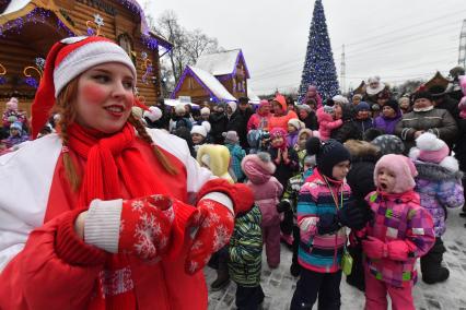 Москва.  Аниматоры играют с детьми на площади перед усадьбой Деда Мороза в Кузьминках.